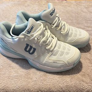 Wilson tennis shoes size 9